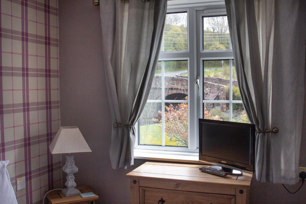 Horse And Hound Country Inn Bonchester Bridge Экстерьер фото